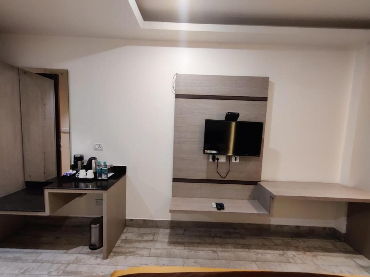 Hotel D Silverleaf Lucknow Dış mekan fotoğraf