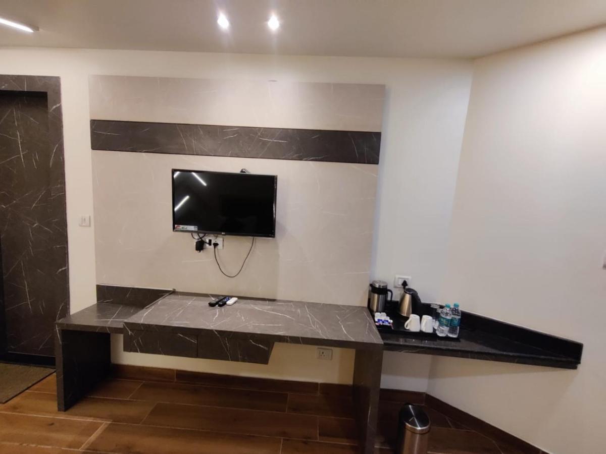 Hotel D Silverleaf Lucknow Dış mekan fotoğraf